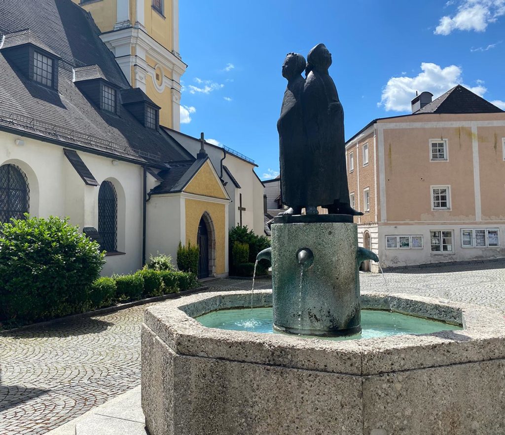 Kirchenplatz Gmunden Brunnen